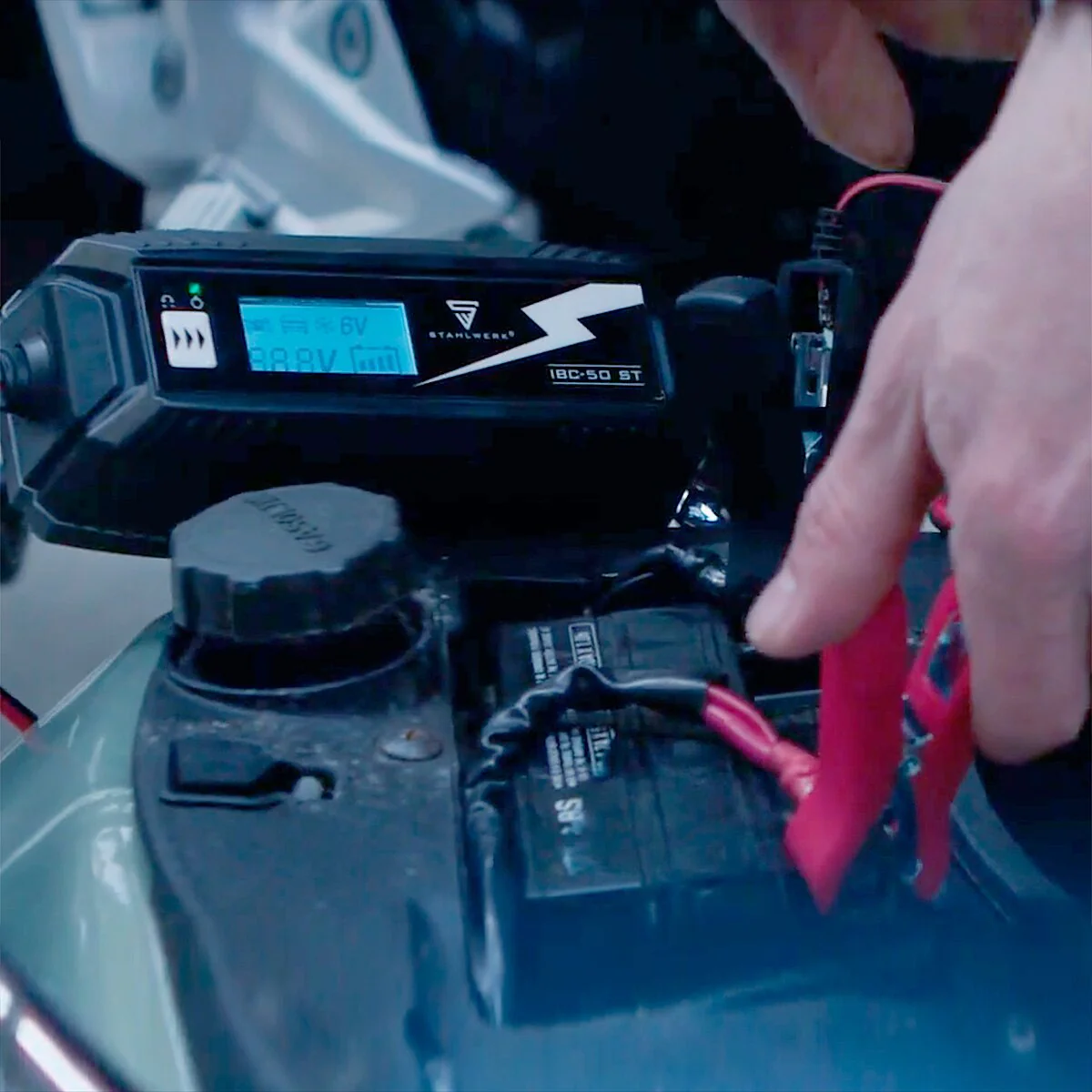 STAHLWERK Batterieladegerät IBC-100 ST mit Mikroprozessor und 10 Lademodi für 12V/24V AGM, VRLA, MF, SLA und GEL-Batterien | Intelligentes Ladegerät für Auto und Motorrad - Image 6